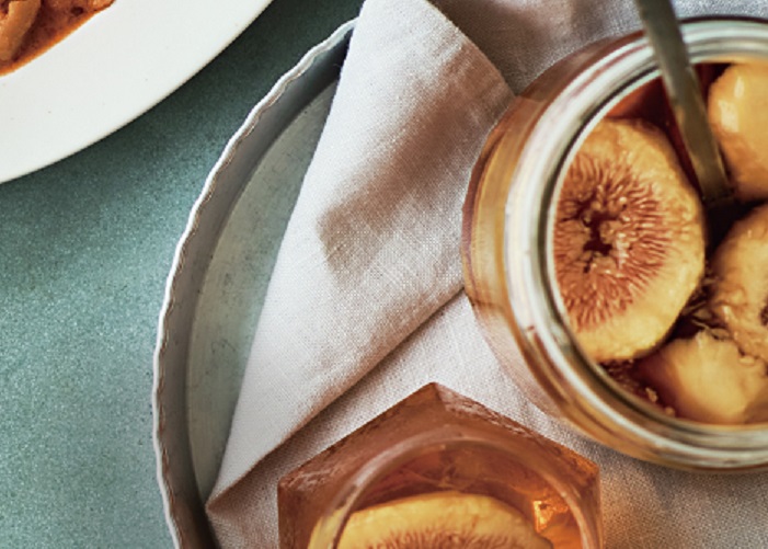 シナモンを使った自家製フルーツ酒が入った瓶を上から見た様子