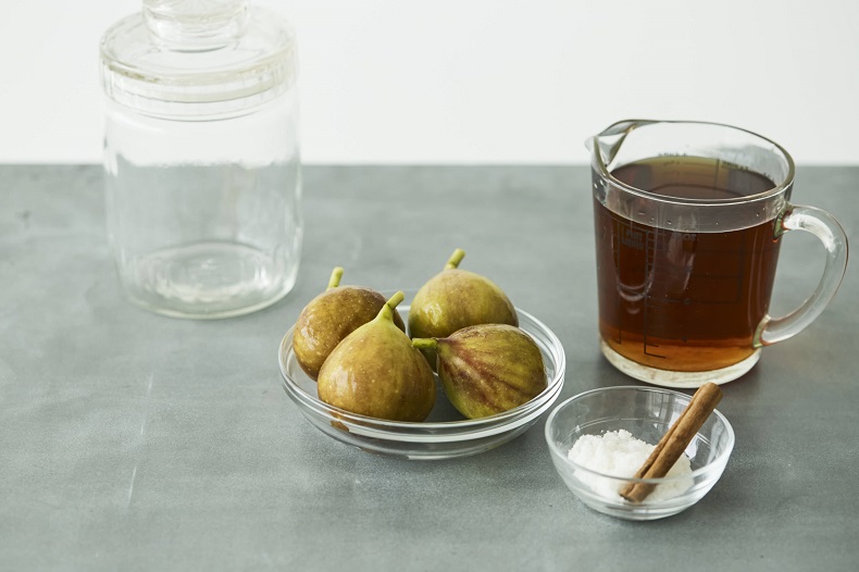 清潔な瓶といちじく、ブランデー、シナモンスティックと砂糖