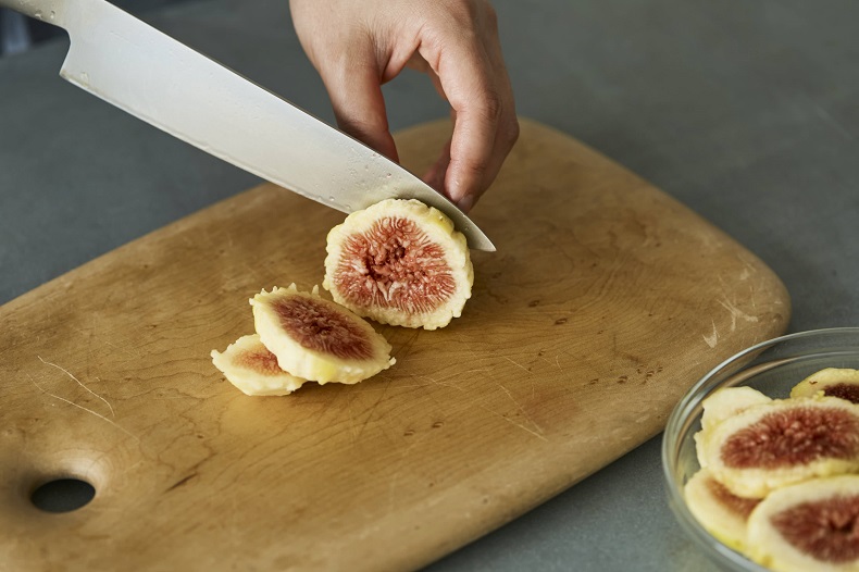 いちじくの皮を剥き、包丁で切る