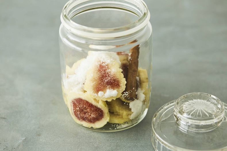 瓶にいちじくと砂糖、シナモンスティックを入れる