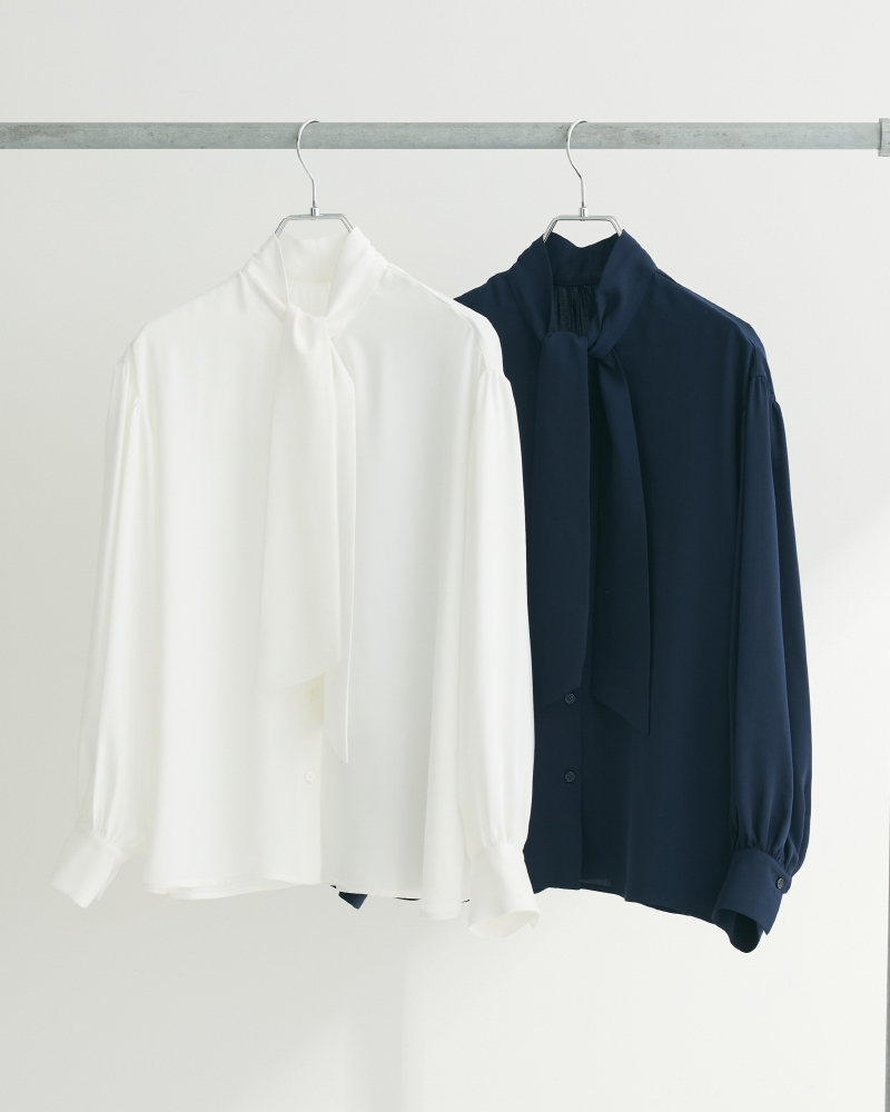 ハンガーにかかった2着のボウタイブラウス