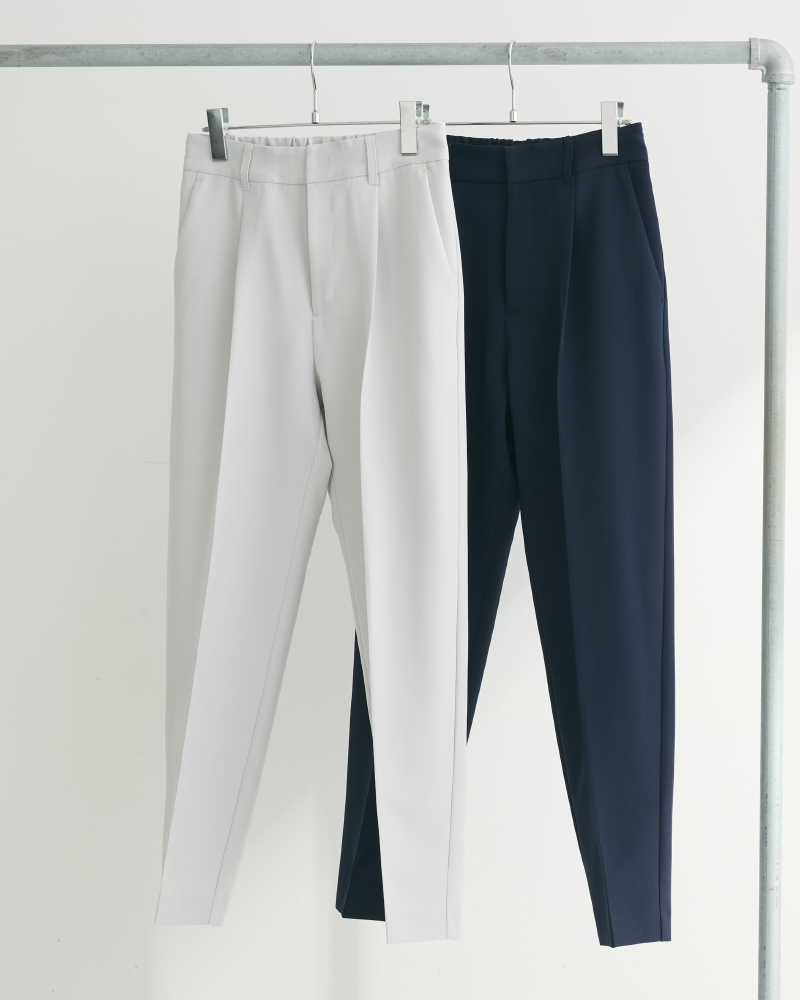 ハンガーにかかった2着のテーパードパンツ