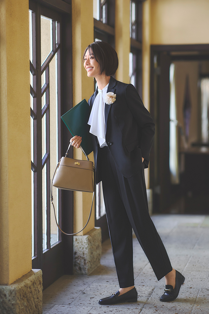 ボウタイブラウスにジャケパンスタイルのモデル