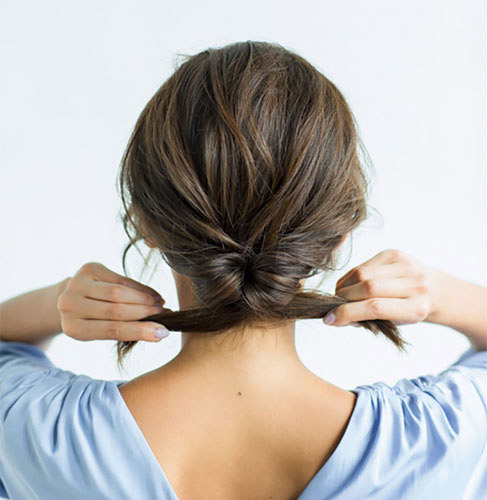 毛先をひっぱりねじり部分を引き出している後頭部写真