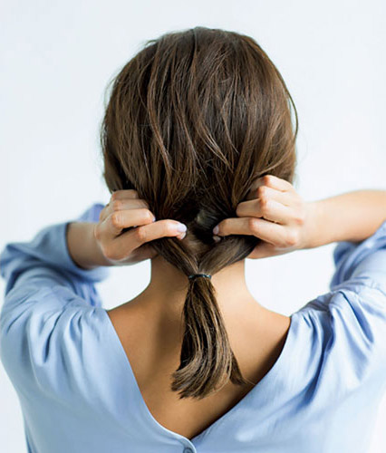 結んだ毛を左右に引っ張り空間を作っている後頭部写真