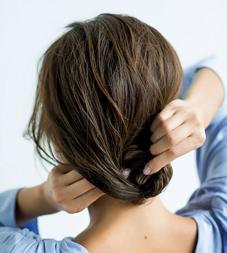 毛束を外から内へ入れ込んでいる後頭部写真