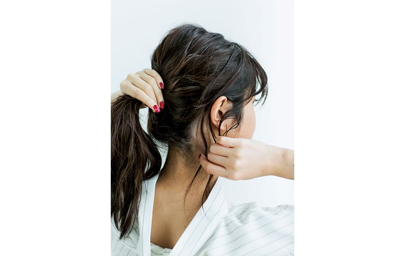 後れ毛が色っぽい、ウエットポニーテール