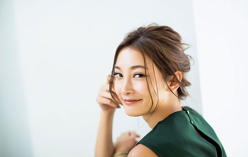 真ん中分けで髪を後ろにまとめたヘアアレンジの横顔写真