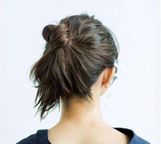 高めの位置で髪を束ねた後頭部写真