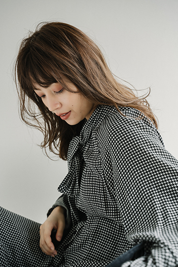 前髪ありのミディアムヘアの写真　横顔