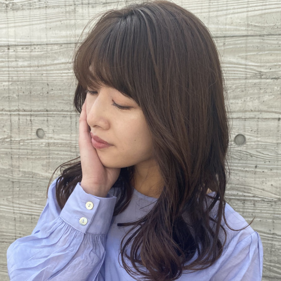 前髪ありのロングヘアの写真　横顔