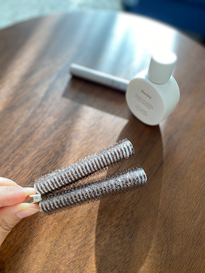 クリップと一体化した平たいヘアカーラーの写真