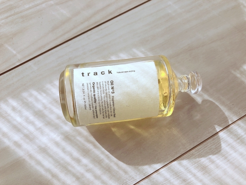 床にころがったヘアオイルの瓶