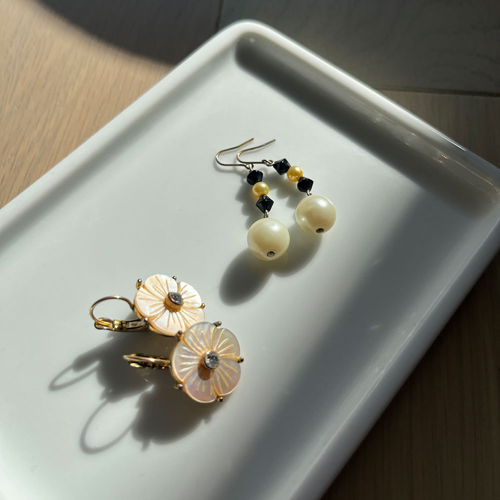 花モチーフのピアス、パールモチーフのピアス