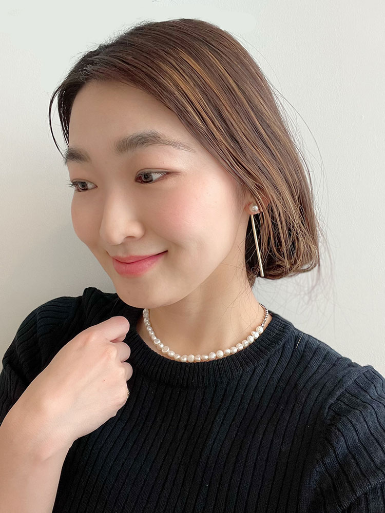 GUのウォッシャブルノーカラージャケットとグレーのニット、パールのネックレスのコーデの自撮り写真