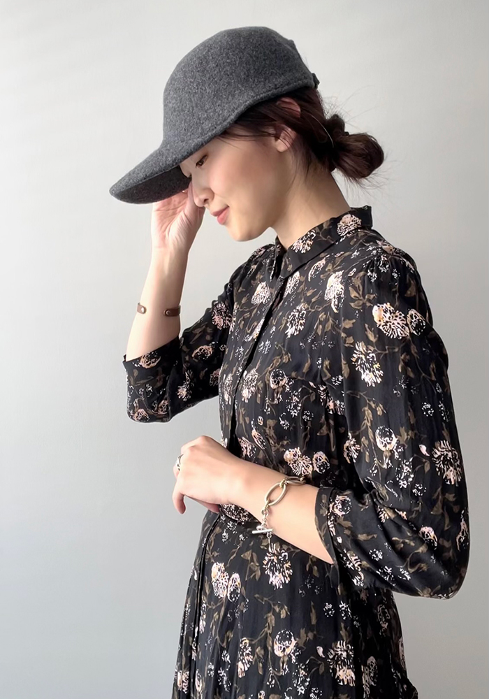 キャップを使った柄ワンピースコーデ