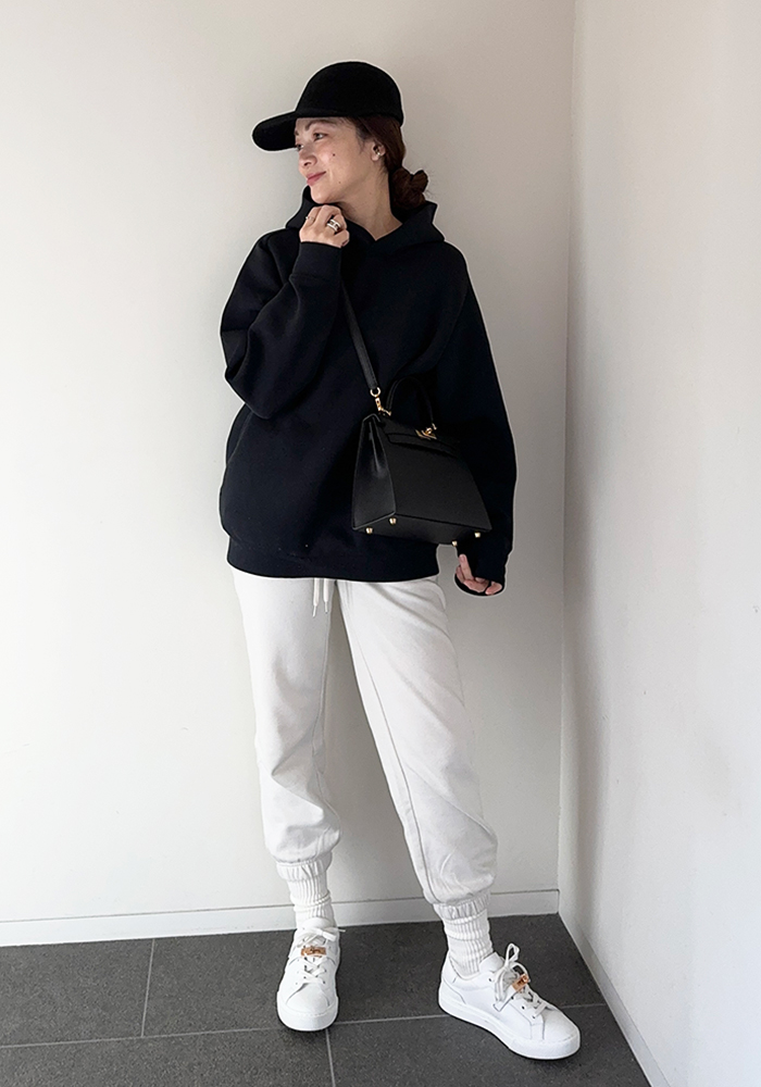 黒キャップ×黒パーカ×白スウェットパンツ