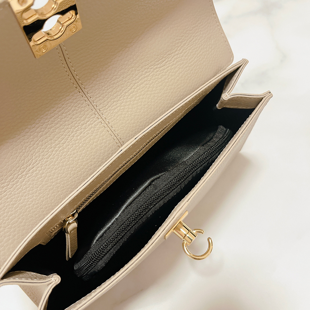 カバンにすっぽりと入ったスリッパのケース