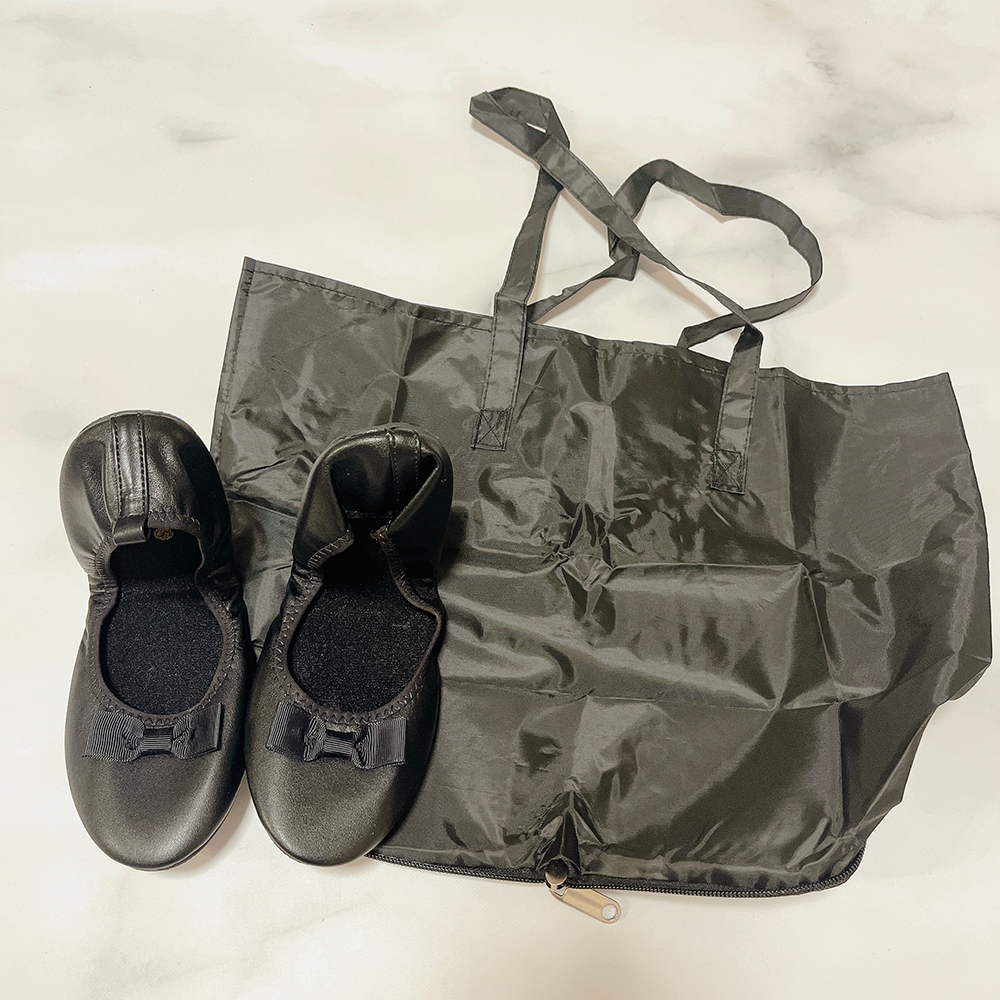 ポーチを広げた様子とスリッパ