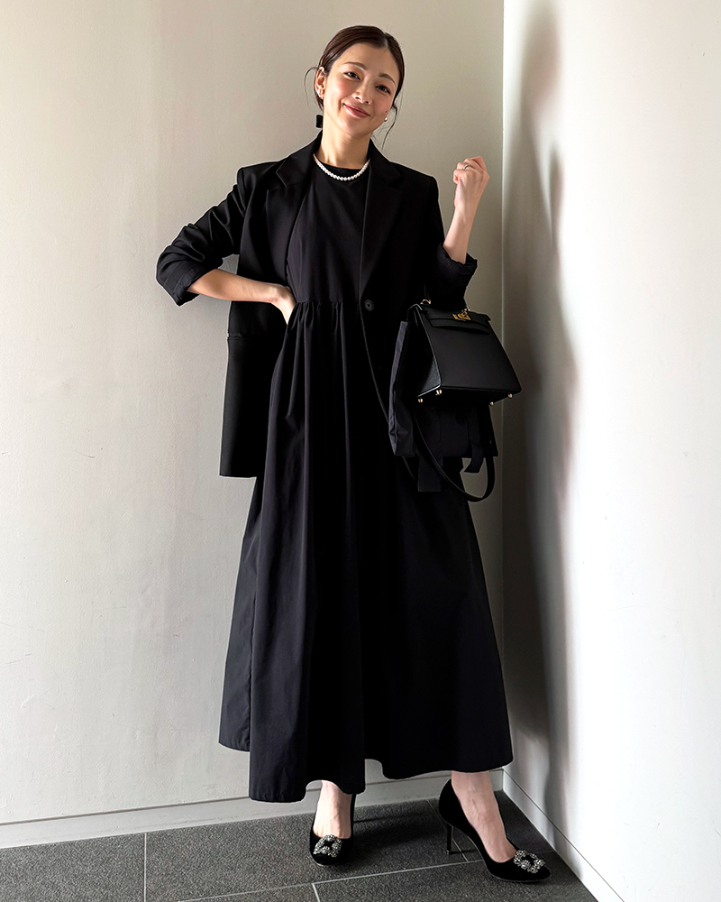 黒ジャケット×黒ワンピース