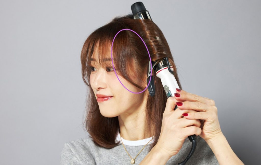 モデルの前髪横の部分が紫の丸で囲まれている写真