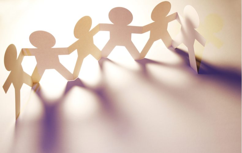 手を繋ぎあう複数人のイメージ