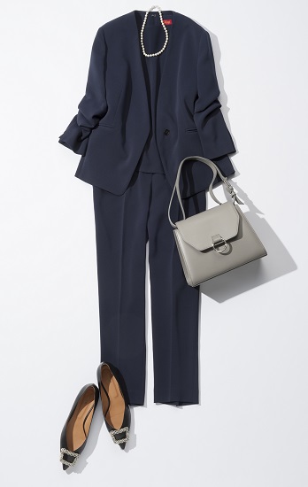 シャープな印象の[Vカラージャケット]コーデ