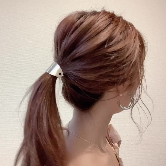 地味に見えない!パッと決まる【華やぎポニーテール】