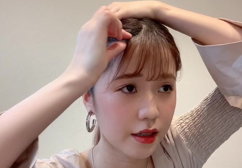 地味に見えない!パッと決まる【華やぎポニーテール】