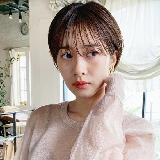 目にかかる長め前髪のショートヘア