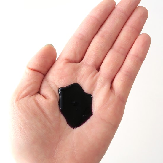 紫色のシャンプーを手に出した写真