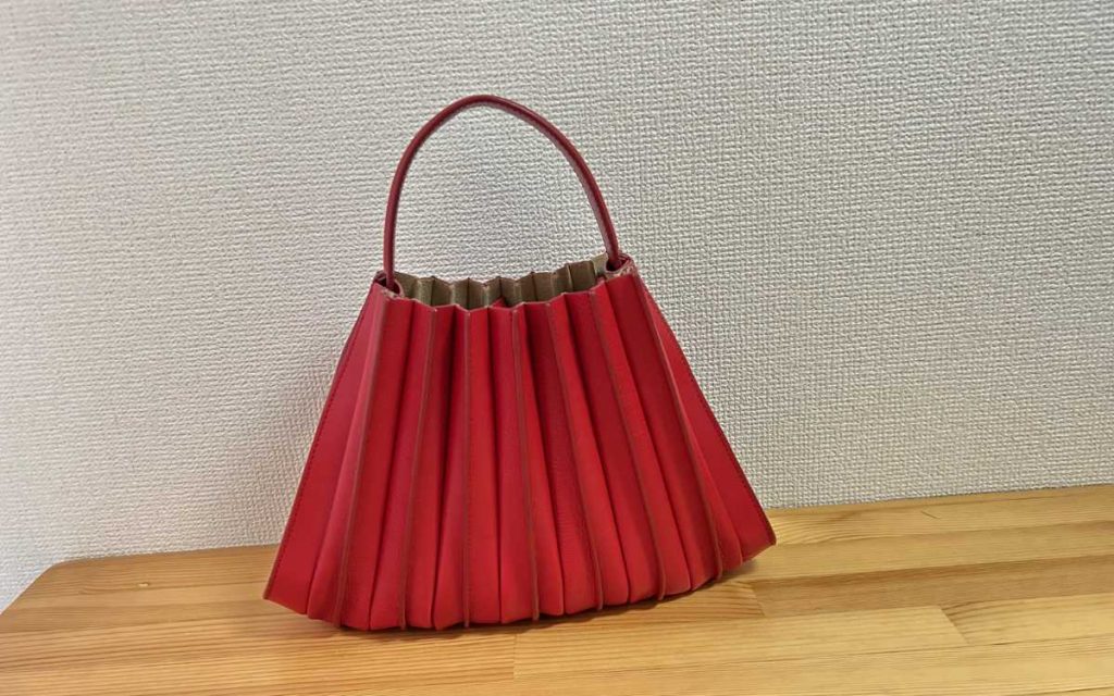 赤のハンドバッグ