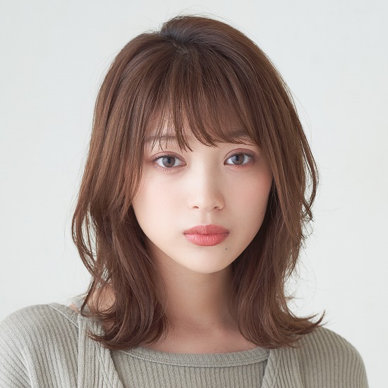 毛先がカールしたミディアムヘアの写真