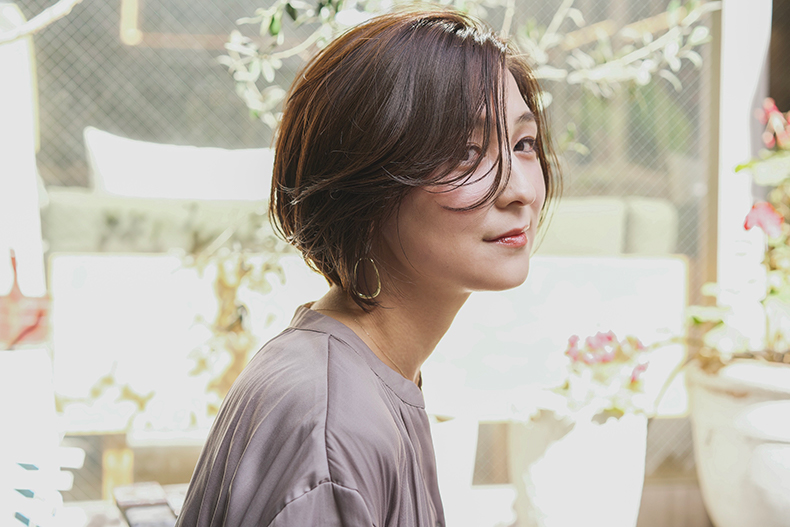 長め前髪の大人かわいいショートボブ 横からのアングル