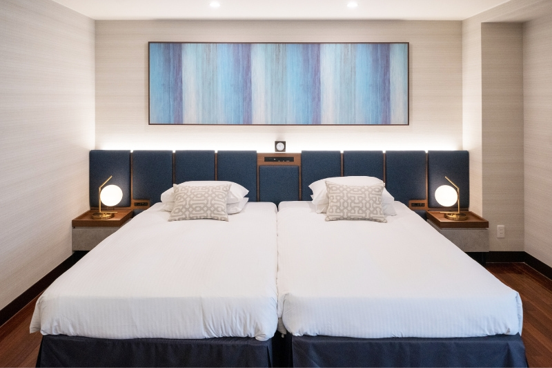 ツインベッドとファブリックの写真