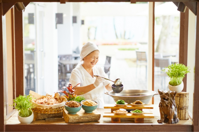 おばぁが朝食を作っている写真