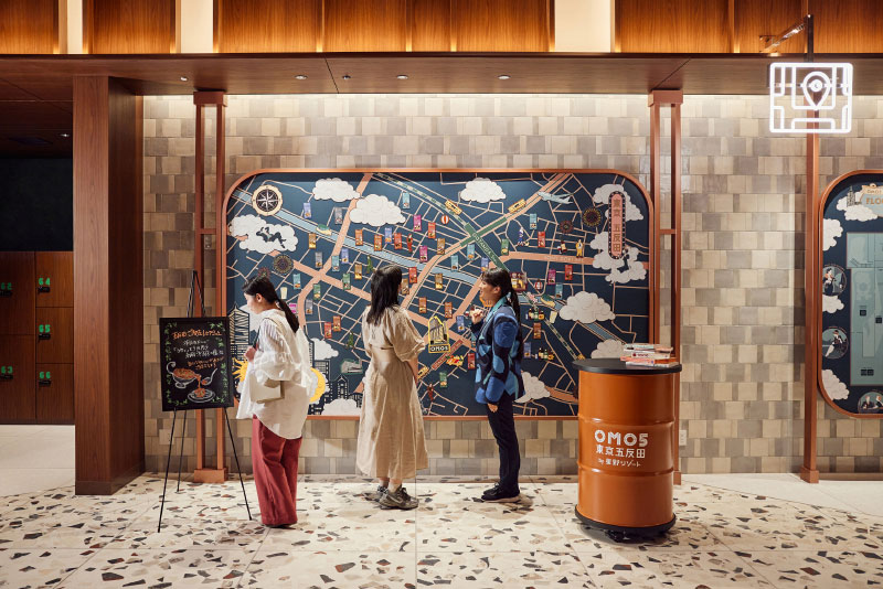 OMO5五反田のマップ前にいる人々の写真