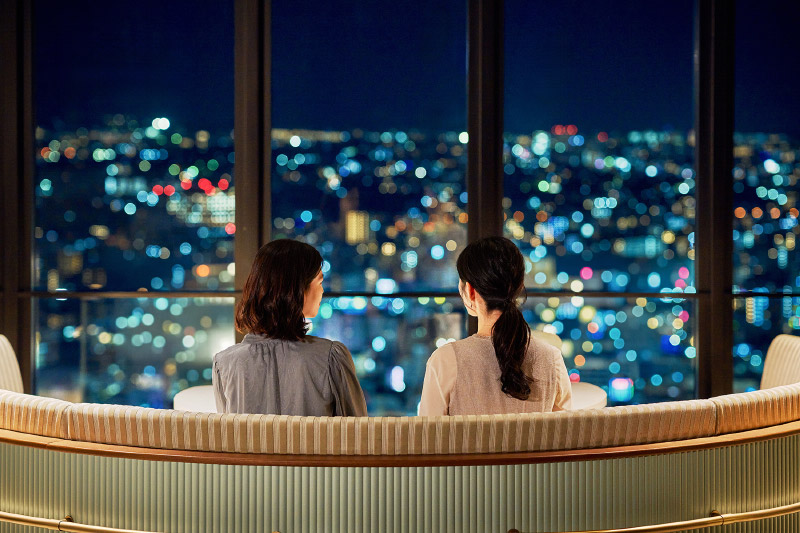 夜景を眺めている人たちの写真