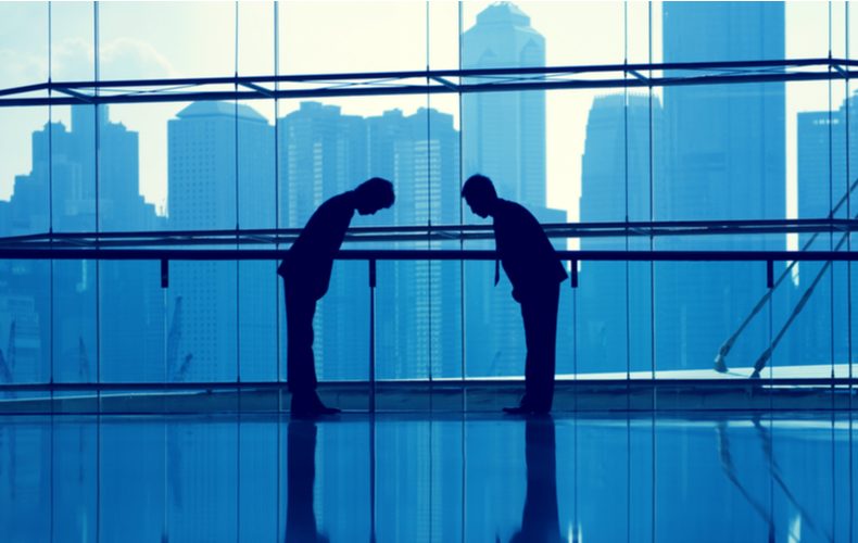 お辞儀するビジネスマンのイメージ画像