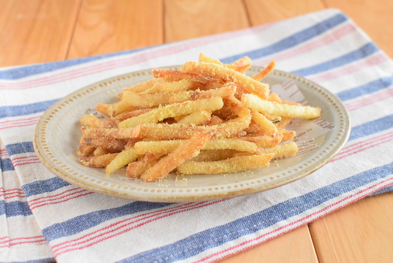 お皿に盛ったフライドポテト