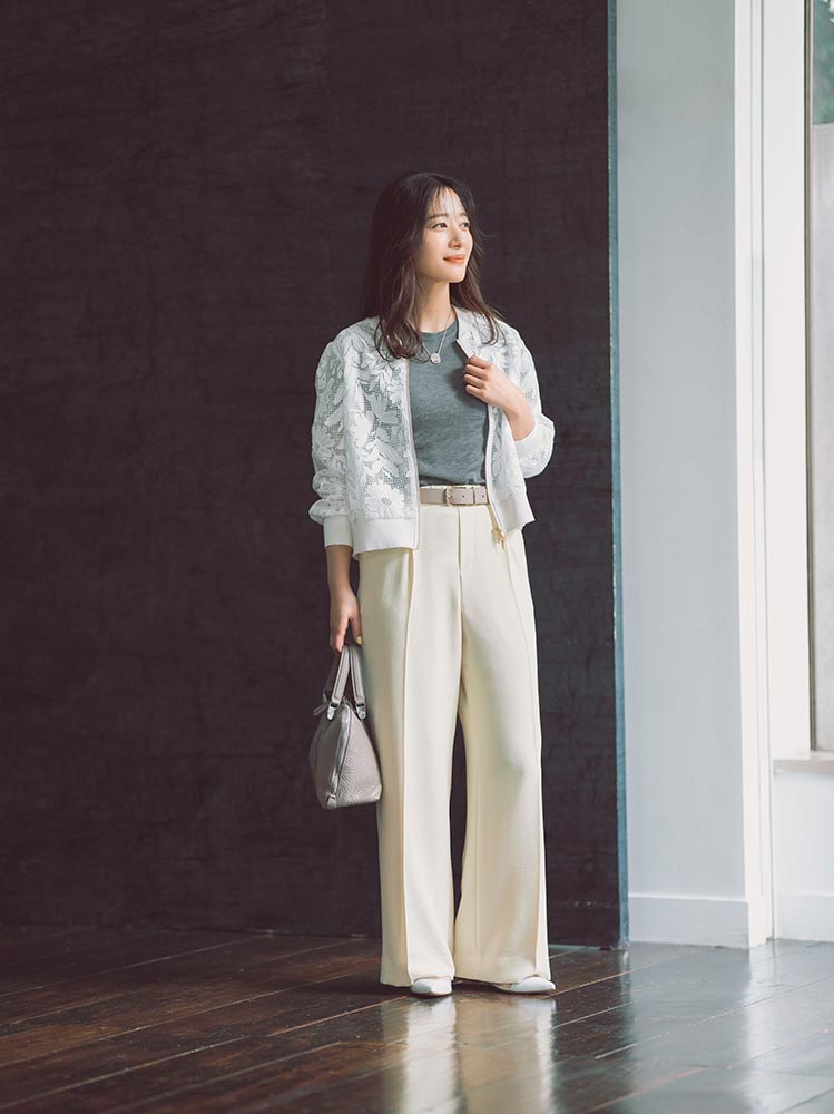 白ワイドパンツ×白レースブルゾン×グレーTシャツ