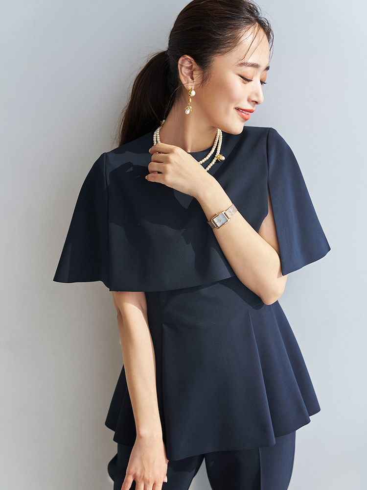 ネイビーのトップスを着た女性