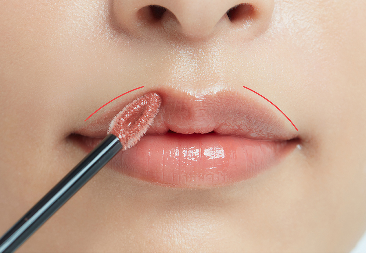 リップをリップラインから少しオーバー気味に塗っている様子