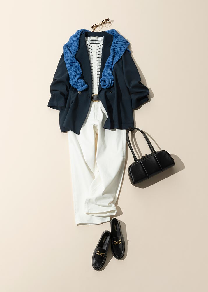 白デニムパンツ×ネイビージャケット×ボーダーカーディガン