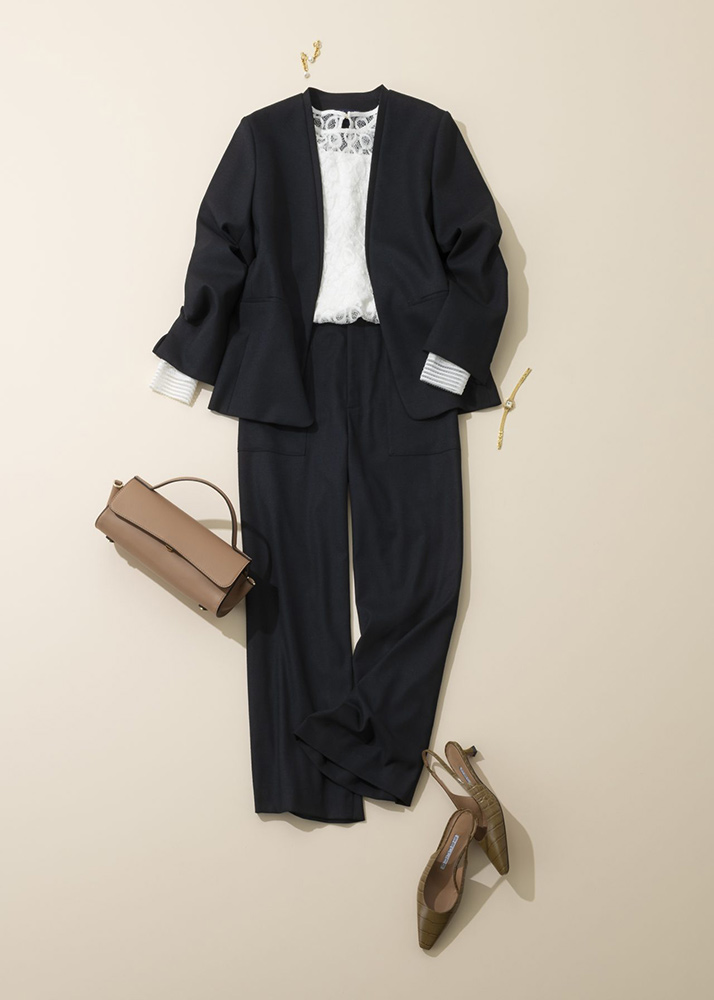 ワイドパンツとレースが、ネイビーセットアップを華やかマニッシュに