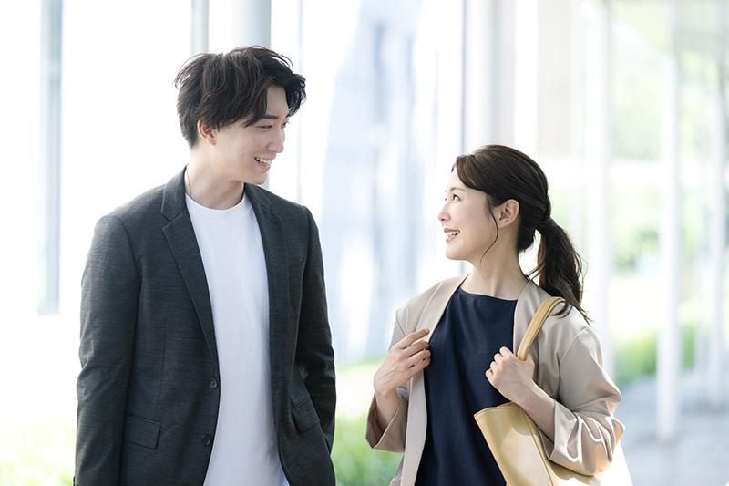 見つめ合う男女