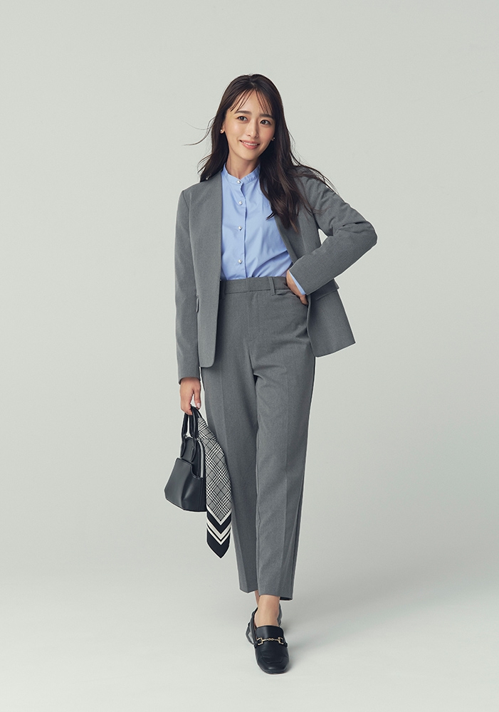 その後も活躍する、凛々しいノーカラー×テーパードパンツ