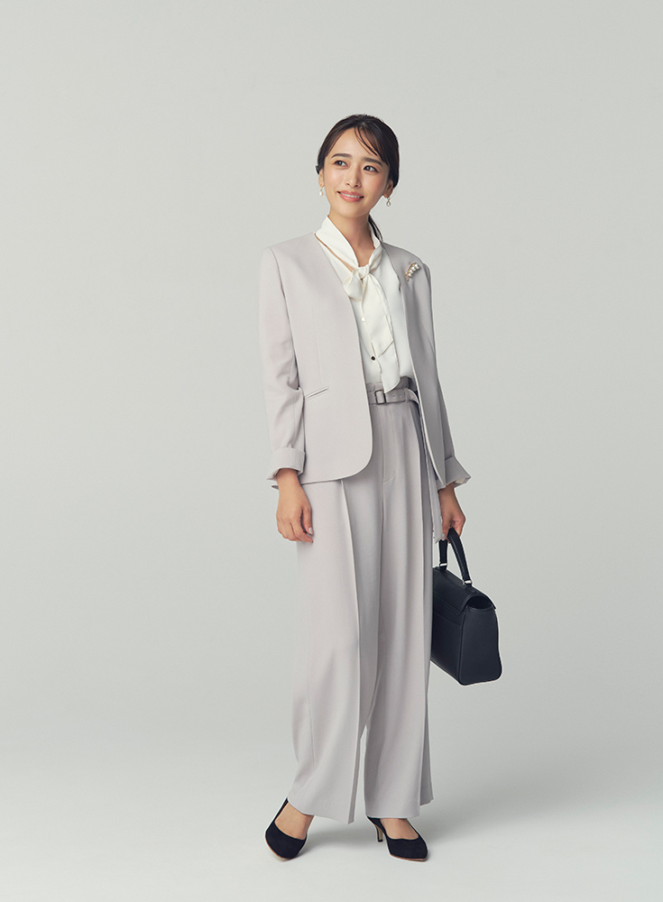 ジャケパンのきちんと感を、とろみベージュでまろやかに