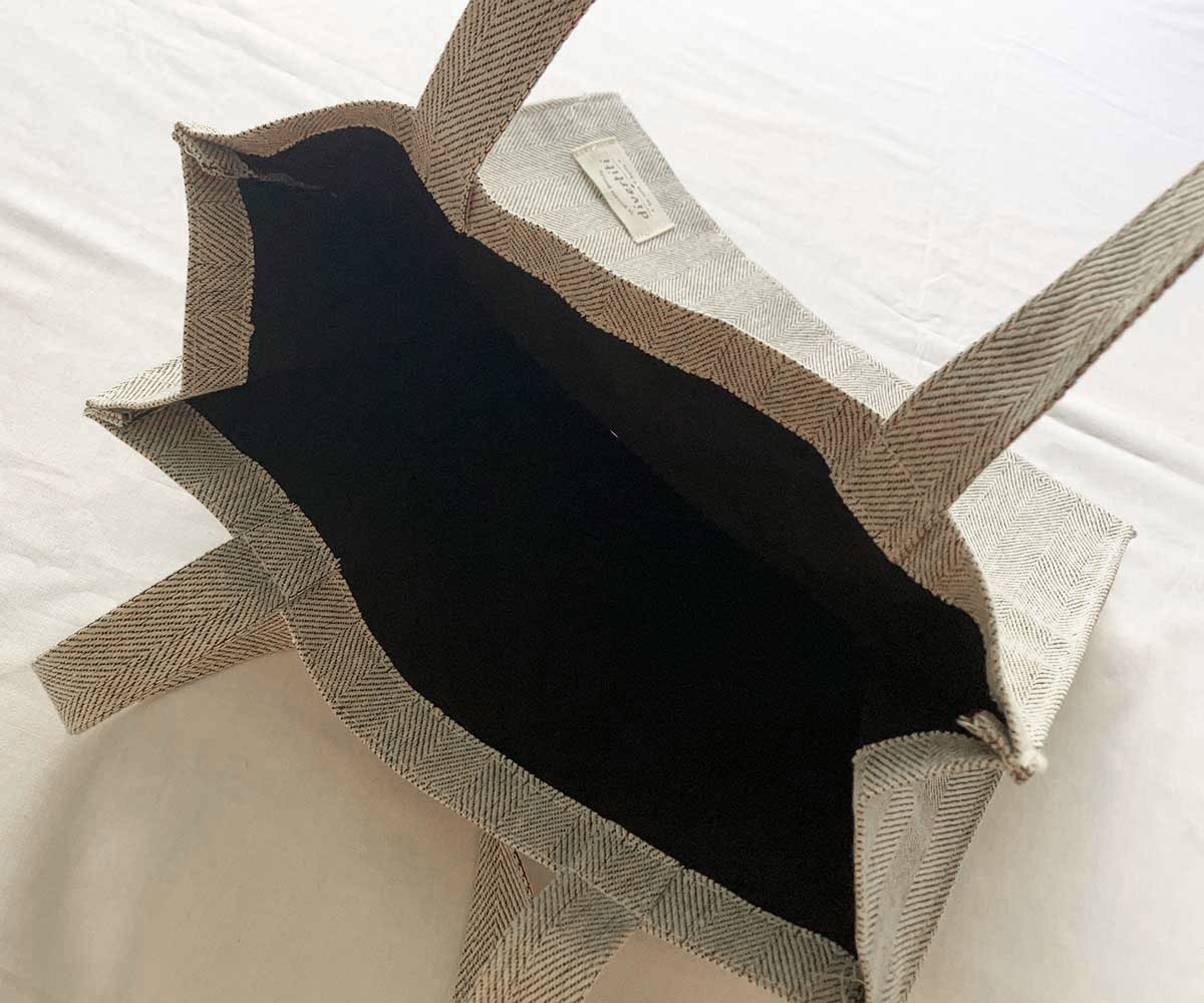 ダイソー「マチ&ポケット付きトートバッグ」のバッグの中