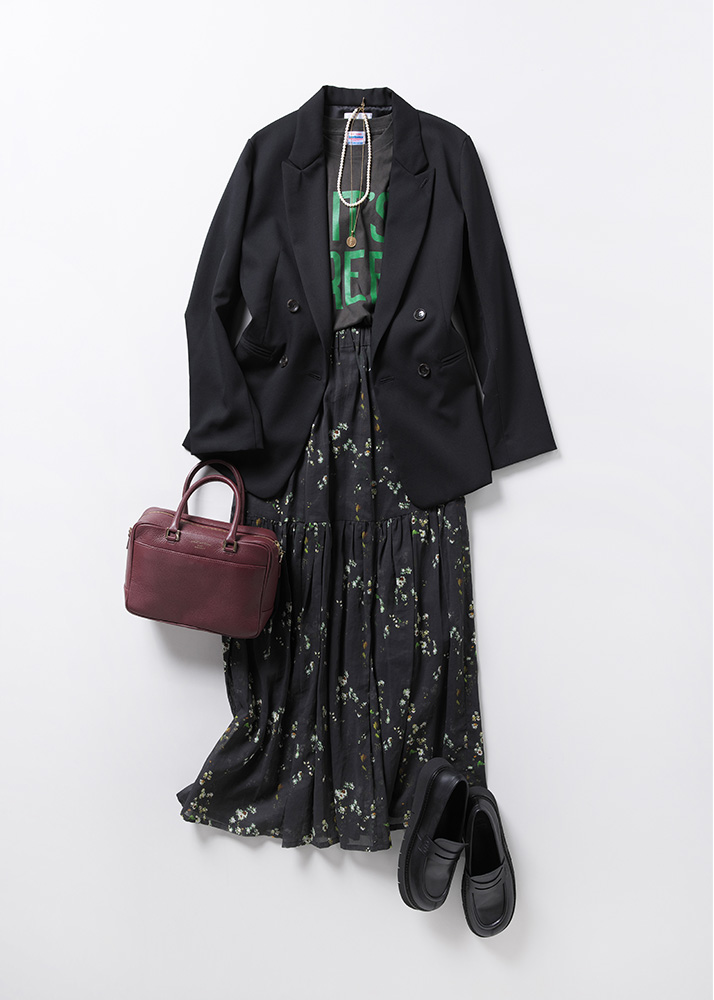 黒ダブルジャケット×小花柄ロングスカート×ロゴTシャツ
